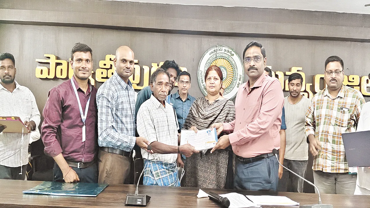 అప్పారావుకు రూ.3 లక్షల ఆర్థికసాయం