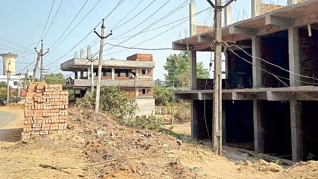 Occupied.. built buildings! ఆక్రమించి.. భవనాలు కట్టేసి!