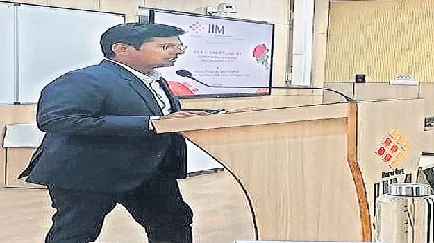 ఆదర్శ జిల్లాగా తీర్చిదిద్దుతాం