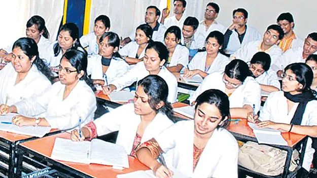 వైద్య పాఠాలు చెప్పే అధ్యాపకులేరి?