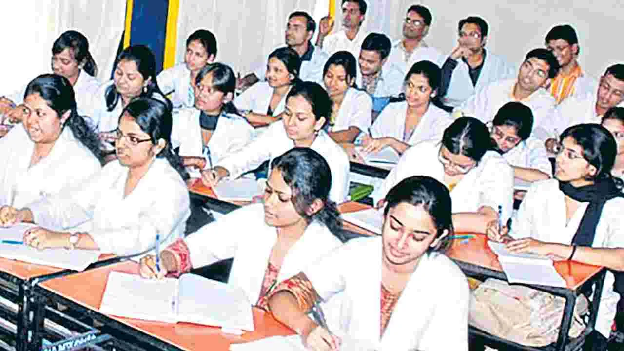 వైద్య పాఠాలు చెప్పే అధ్యాపకులేరి?