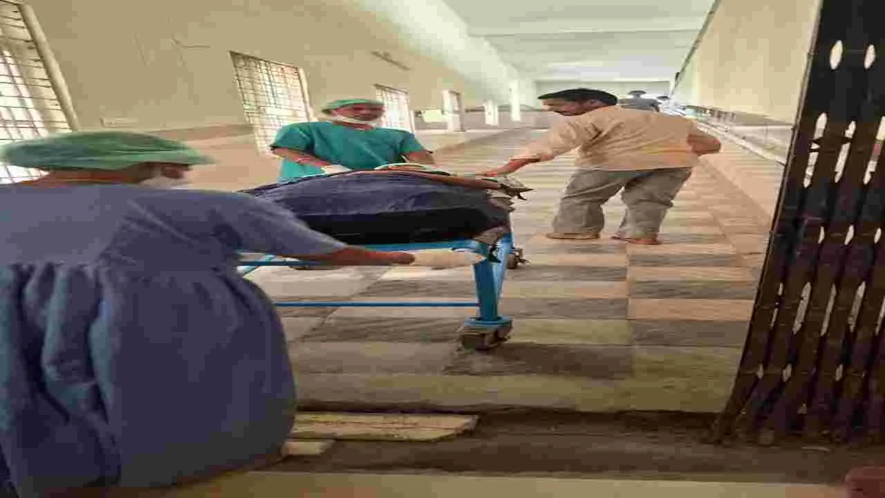 Peddapalli: ఖని జనరల్‌ ఆసుపత్రిలో పనిచేయని లిఫ్టు