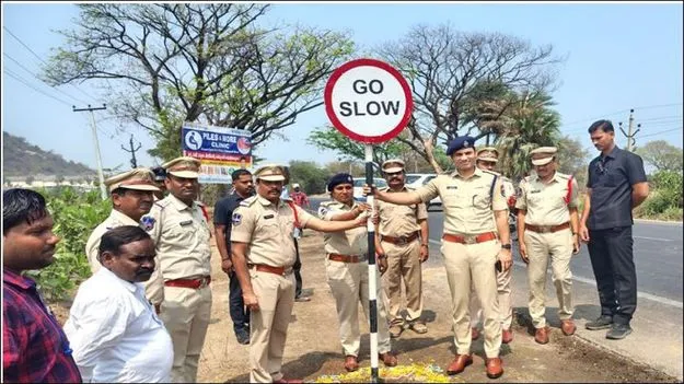  Karimnagar:   రోడ్డు భద్రత నియమాలు పాటించాలి: సీపీ గౌస్‌ ఆలం