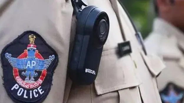 పోలీస్‌ స్టేషన్‌లో ఇంటి దొంగ! 