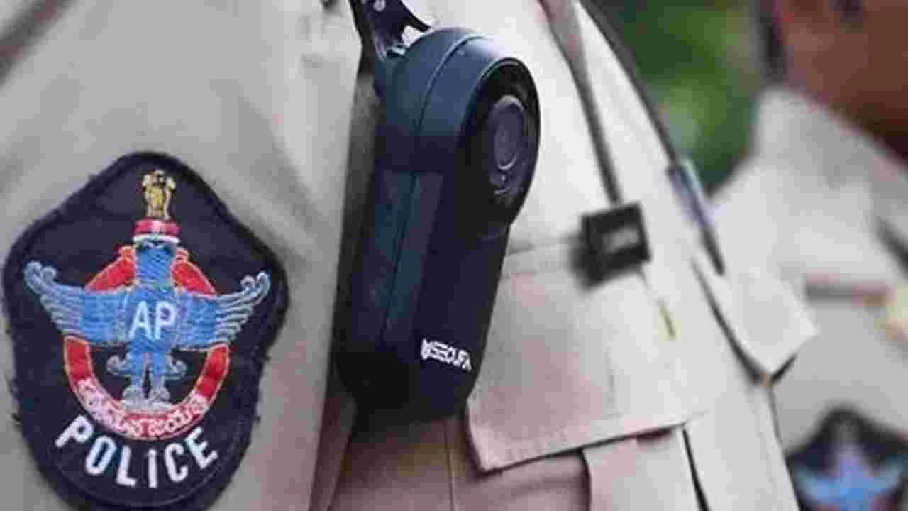 పోలీస్‌ స్టేషన్‌లో ఇంటి దొంగ!