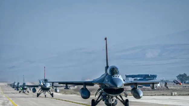 టర్కీలో కుప్పకూలిన ఎఫ్‌-16 యుద్ధ విమానం