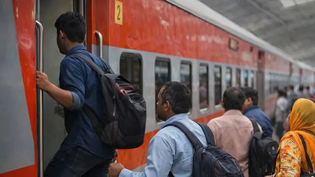 రైల్వేలో రిజర్వేషన్‌ టికెట్‌ను వేరొకరికి మార్చొచ్చు!