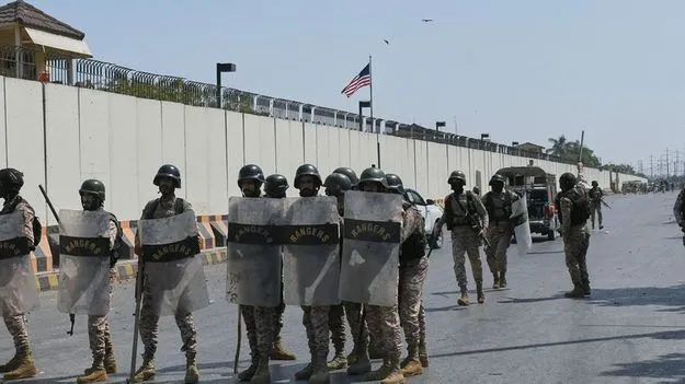 పాక్‌లో అమెరికా కాన్సులేట్‌ ముట్టడి 