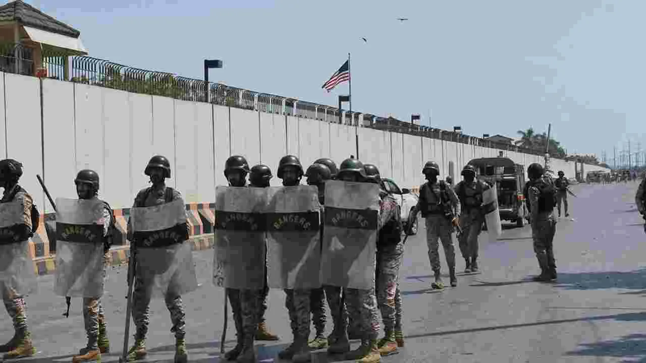 పాక్‌లో అమెరికా కాన్సులేట్‌ ముట్టడి