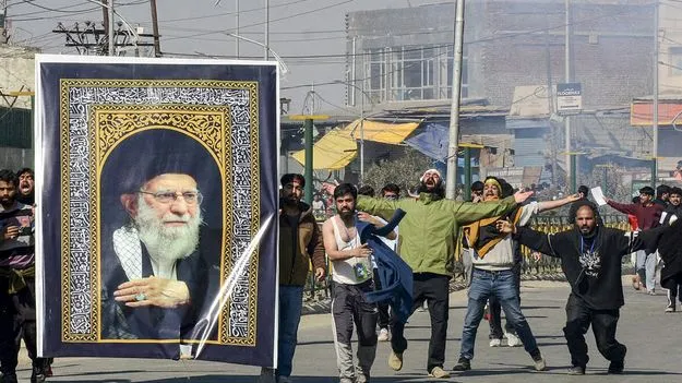 రెండో రోజూ కశ్మీర్‌లో నిరసన ప్రదర్శనలు