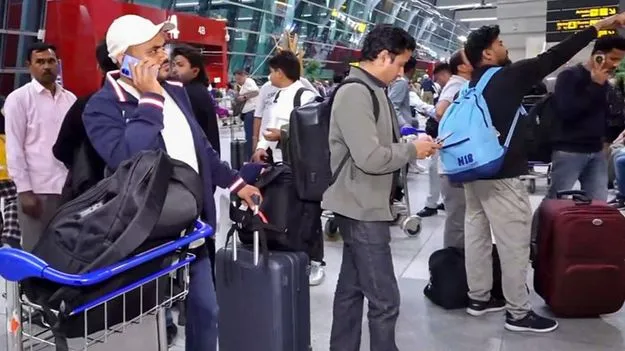 ఢిల్లీ ఎయిర్‌పోర్ట్‌లో 100 అంతర్జాతీయ విమానాల రద్దు 