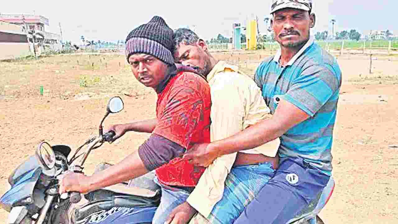 బైక్‌పై తండ్రి మృతదేహాన్ని కూర్చోబెట్టి..బాధను దిగమింగుతూ 11 కి.మీ ప్రయాణం