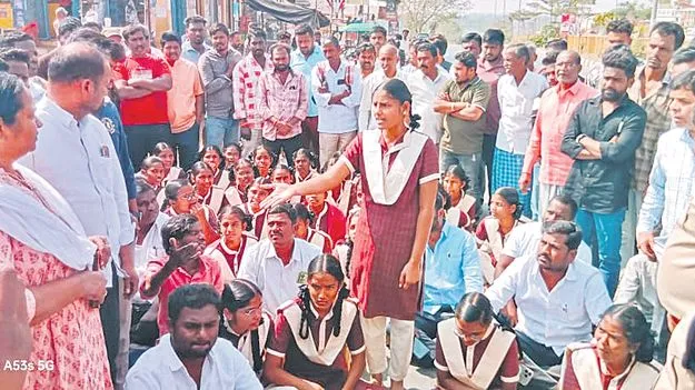 రోడ్డెక్కిన విద్యార్థులు 