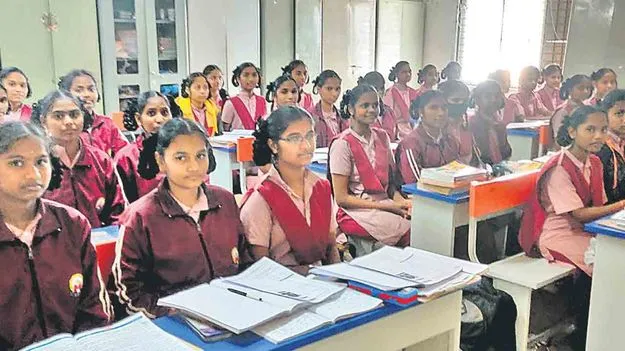 గూడూరు గురుకుల  ప్రిన్సిపాల్‌, వార్డెన్‌పై వేటు