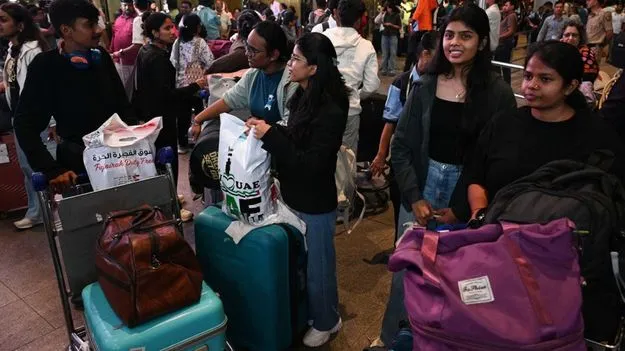 భారత్‌కు వచ్చేస్తాం.. సాయం చేయండి 