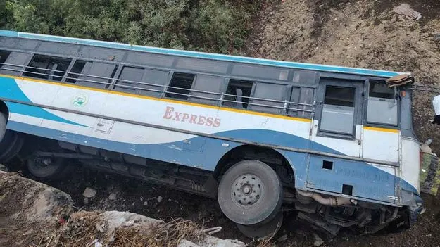 వంతెన పైనుంచి పడిన ఆర్టీసీ బస్సు 