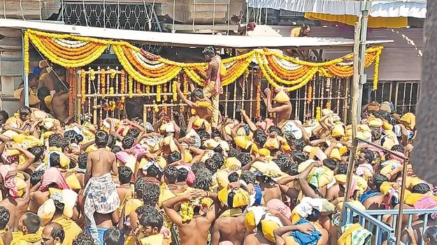 శ్రీశైలంలో భగ్గుమన్న శివస్వాములు