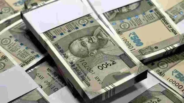 అధిక వడ్డీ ఆశ చూపి.. రూ.కోటితో పరార్‌