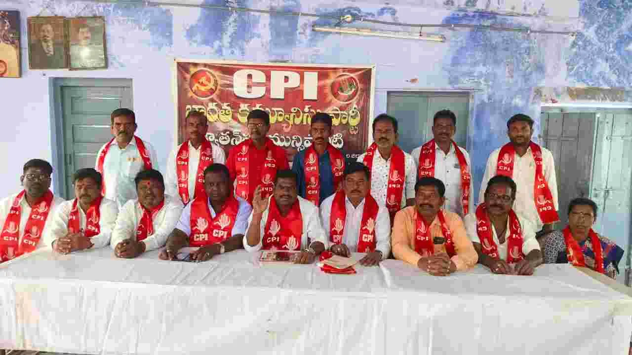 ప్రజా తీర్పును కాలరాస్తున్న మంత్రి వివేక్‌