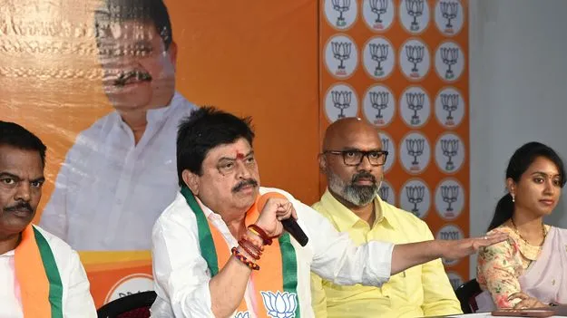 అక్బరుద్దీన్‌, రేవంత్‌రెడ్డి ఇద్దరూ దోస్తులే