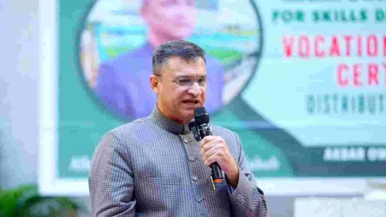 యోగి, రేవంత్‌ ఇద్దరి తీరు ఒకటే