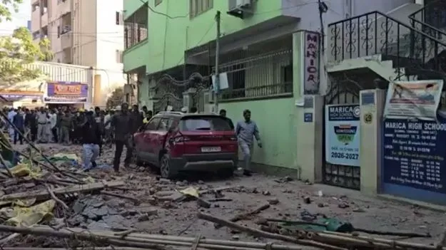 మూడంతస్తులకు అనుమతి తీసుకుని ఏడంతస్తుల నిర్మాణం