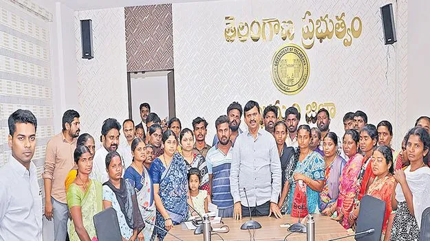 వెలుగుమట్ల పేదలకు ఇళ్లు, ఇంటి స్థలాలు