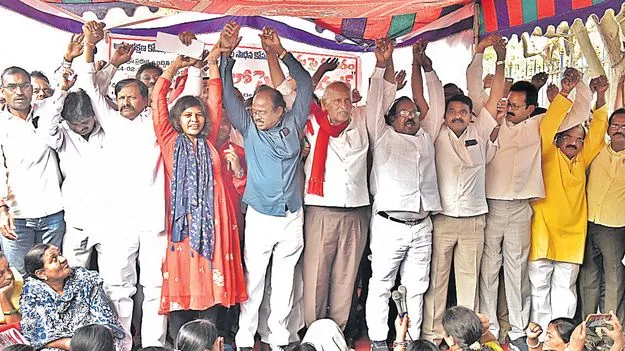 సమస్యల్ని పరిష్కరించాలని..ఇందిరాపార్కు వద్ద ఆర్టీసీ కార్మికుల ధర్నా