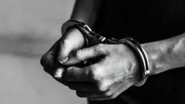 కాలేజీలో విద్యార్థినిపై అత్యాచారం కేసులో..ఓ నిందితుడి రిమాండ్‌.. మరొకరి కోసం గాలింపు