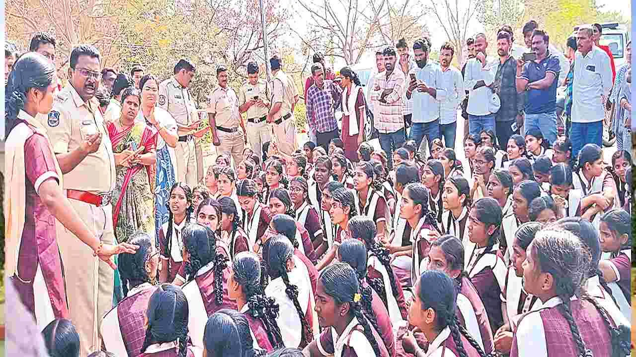 జుట్టు పట్టి లాగి.. కాలితో తన్ని..