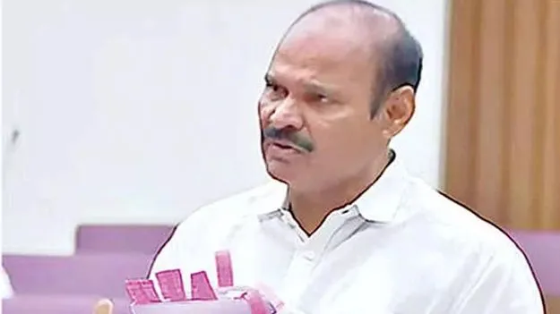 ఇళ్ల కాంట్రాక్టర్లపై క్రిమినల్‌ కేసులు: మంత్రి కొలుసు