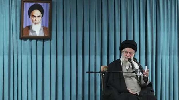 ఖొమేనీ ప్రభావంతో విప్లవ బాట!