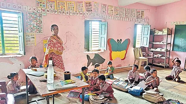 పారిశుధ్య కార్మికురాలే టీచరమ్మగా మారి