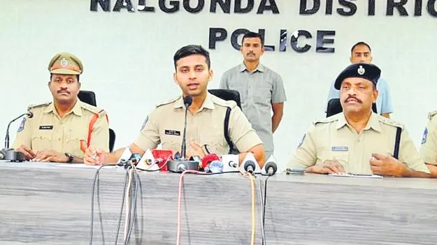 ధాన్యం కుంభకోణంలో దంపతుల అరెస్టు