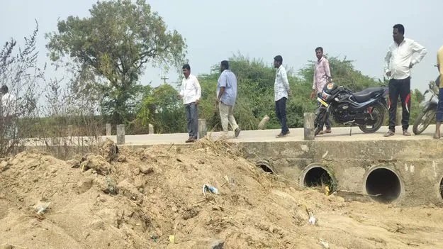ఇసుక అక్రమ రవాణా కోసం కల్వర్టు పైపుల మూసివేత