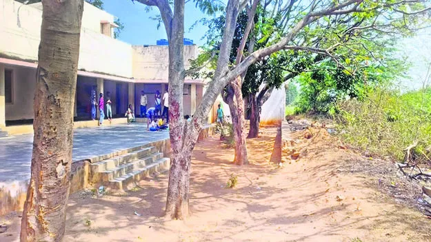 FACILITIES : వసతుల లేమి 