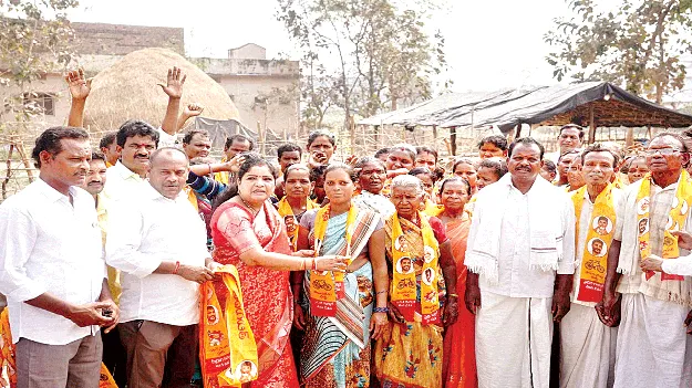 టీడీపీలో వంద కుటుంబాల చేరిక