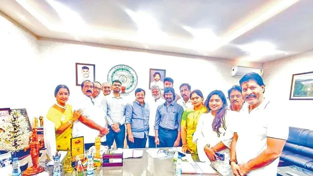 ఆంధ్రను సినీ కేంద్రంగా మారుస్తాం: దుర్గేశ్‌ 