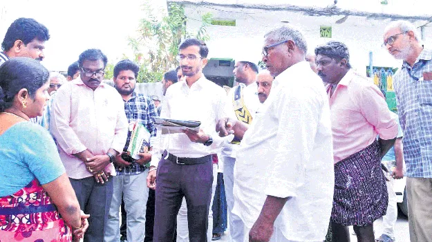 గొనసపూడిలో కలెక్టర్‌ తనిఖీ