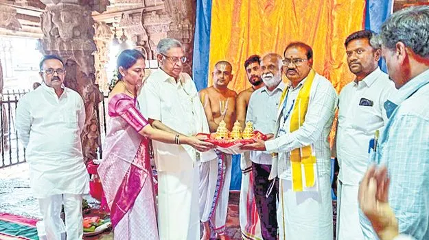 ఒంటిమిట్ట రామయ్యకు బంగారు కిరీటాలు వితరణ 