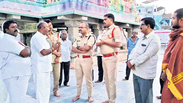 భక్తులకు అసౌకర్యం కలగకుండా ఏర్పాట్లు చేయాలి