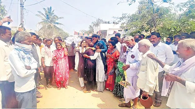 తల్లికి తలకొరివి పెట్టిన కూతుళ్లు 