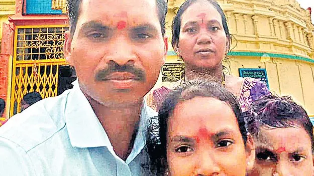 లారీ చక్రాల కింద నలిగిన ప్రాణాలు!