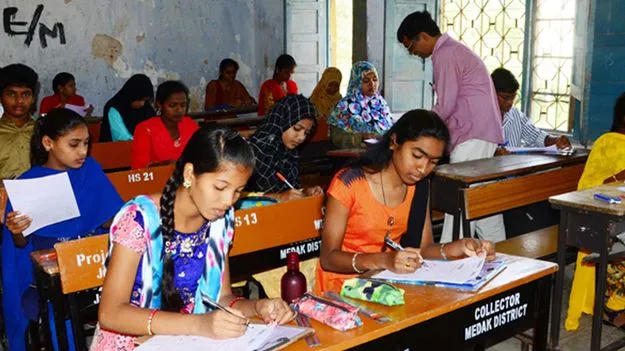 ‘గురుకుల పరీక్ష’లో ప్రశ్నపత్రాలు తారుమారు