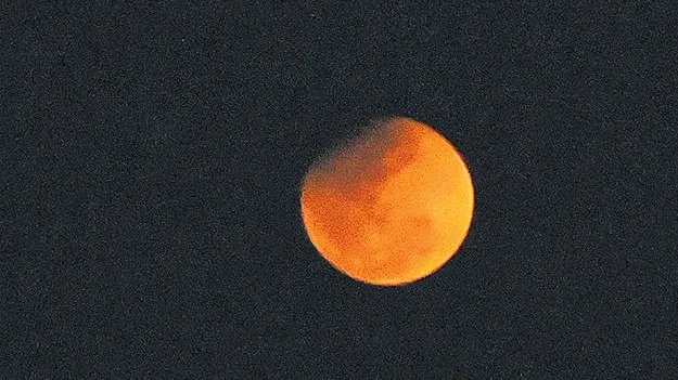 18 నిమిషాలపాటు చంద్రగ్రహణం