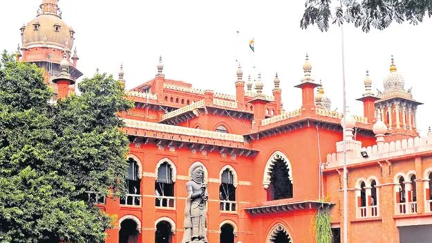 అనుకూల తీర్పు రావాలంటే..హైకోర్టు జడ్జికి 50 లక్షలు ఇవ్వాలి..!