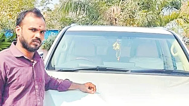 నడిరోడ్డుపై యువకుడి దారుణ హత్య