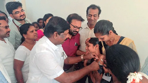 ఆడబిడ్డలందరూ వ్యాక్సిన్‌ వేయించుకోవాలి