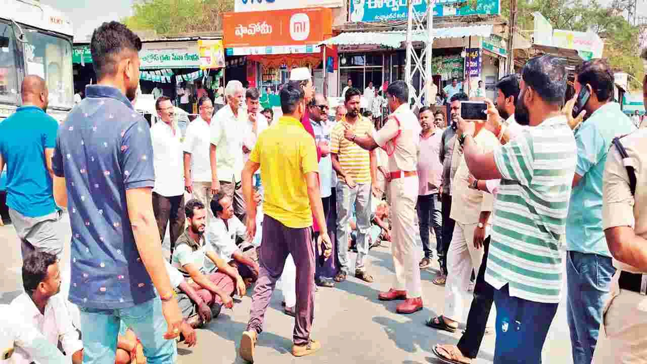 యూరియా కోసం రైతుల రాస్తారోకో