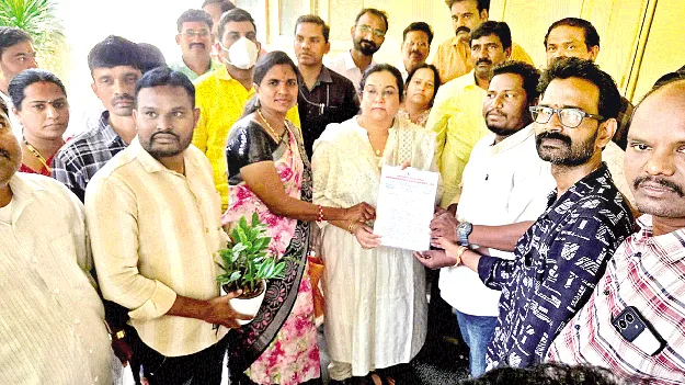  అవుట్‌సోర్సింగ్‌ ఉద్యోగుల వినతి